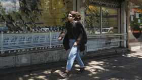 Una mujer sin velo camina por las calles de Teherán (Irán)