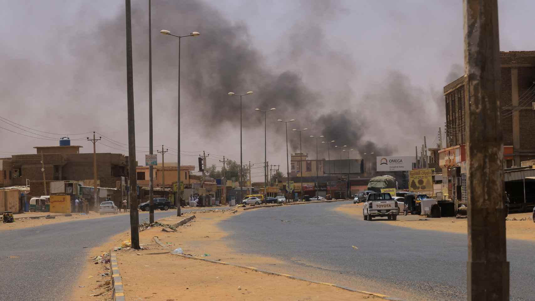 Columna de humo en Omdurmán, al norte de Jartum, fruto de los combates entre el Ejército y los paramilitares.
