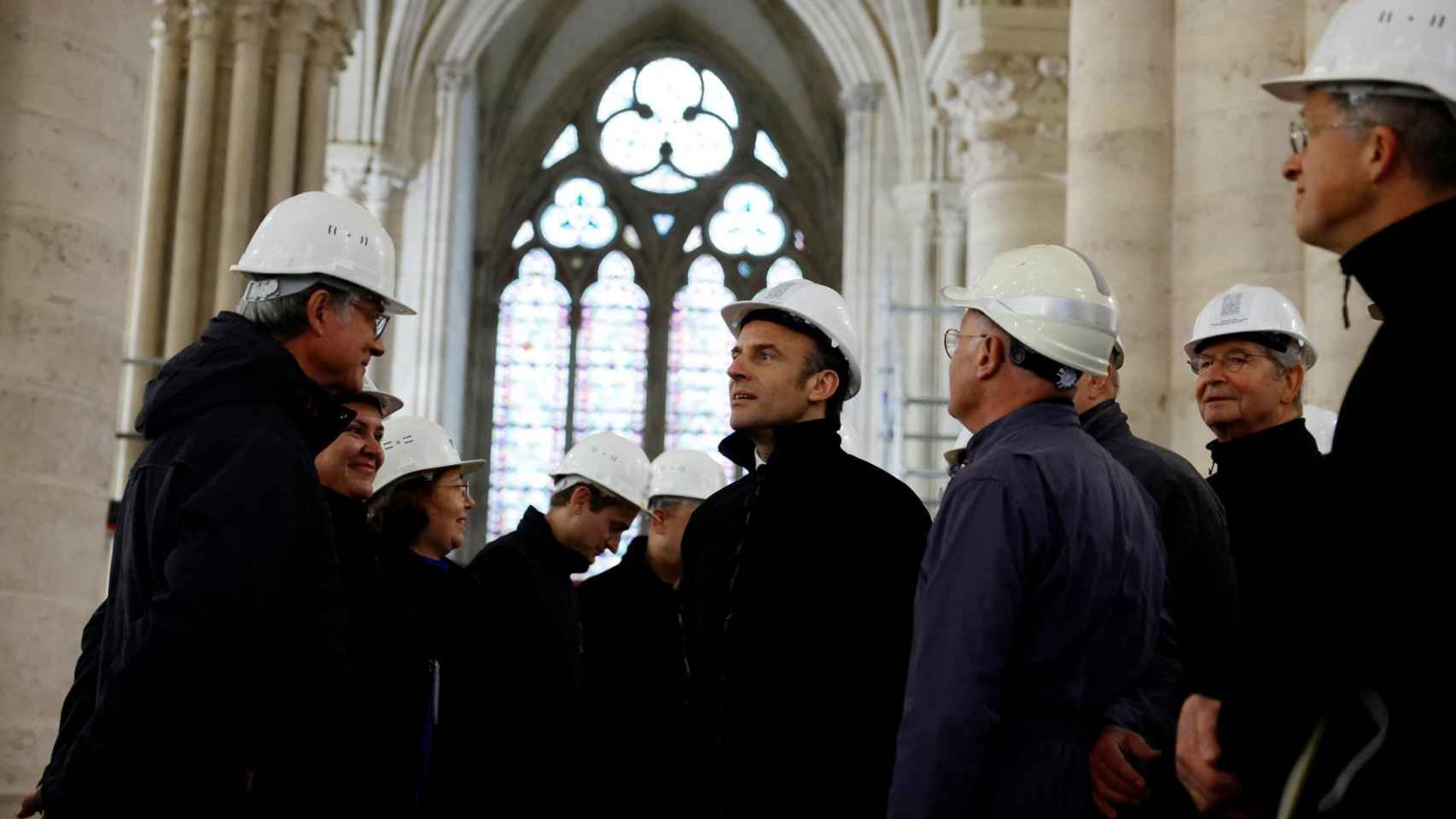 Macron, este viernes, durante una visita a la Catedral de Notre-Dame.