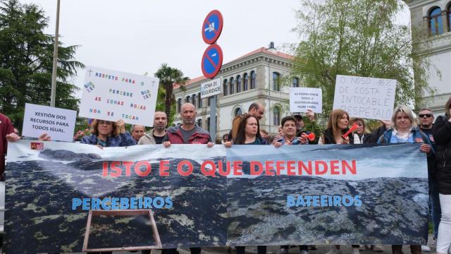 Cientos de percebeiros se concentran en la Xunta por las zonas de extracción de mejilla y percebe