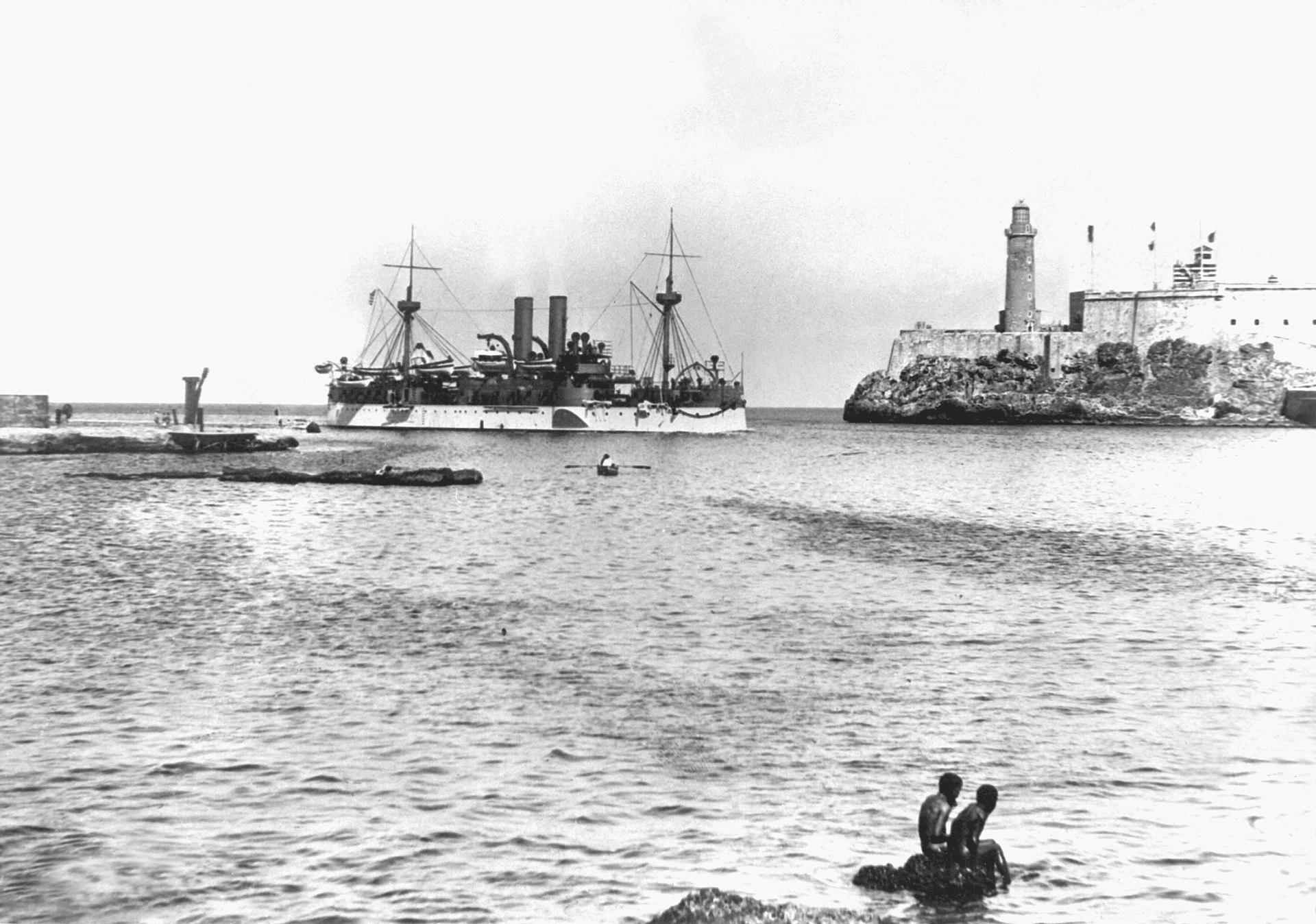 El USS Maine llegando al puerto de La Habana. https://es.wikipedia.org 
