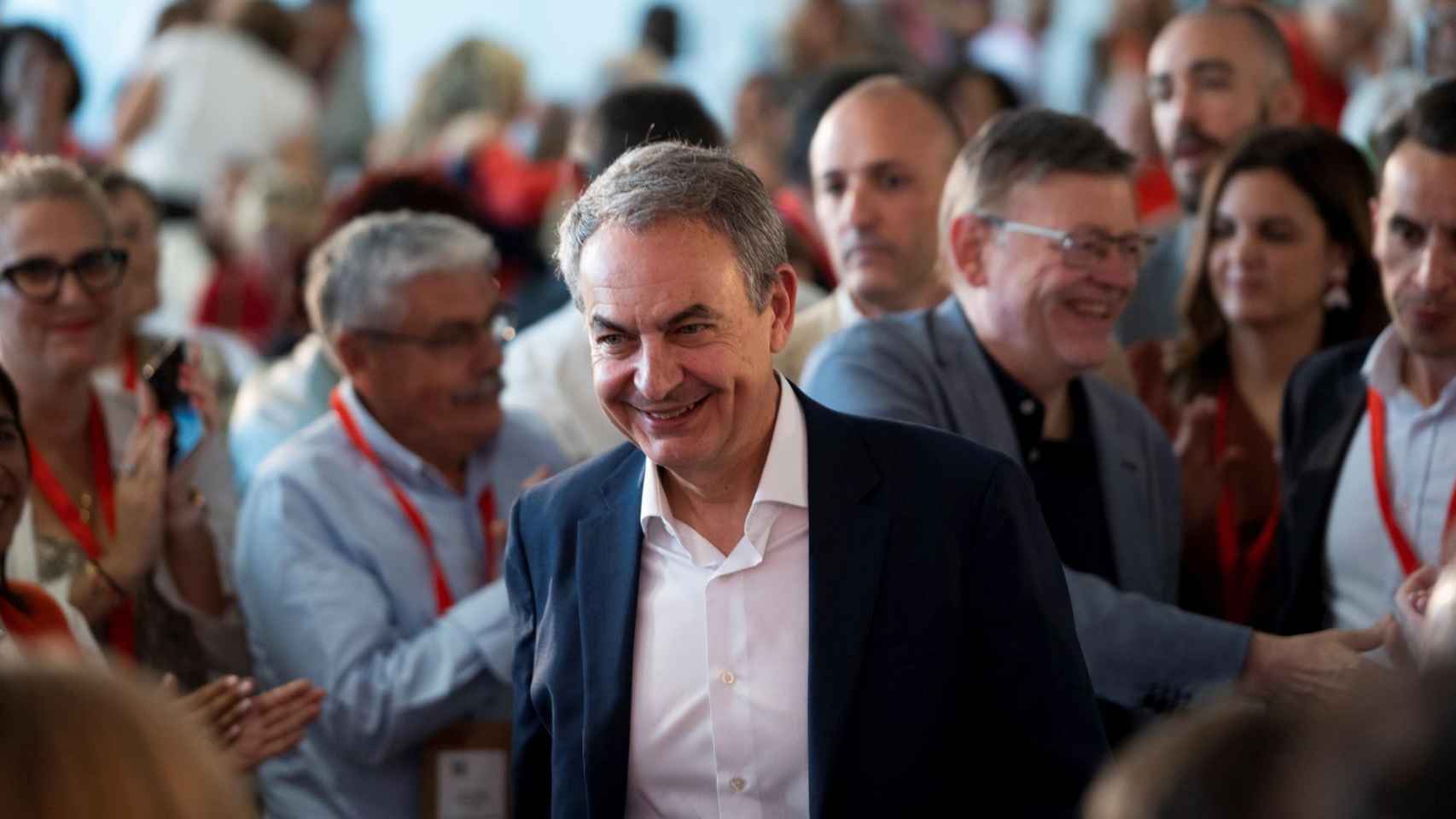 El expresidente del Gobierno, José Luis Rodríguez Zapatero, es saludado por los militantes a su llegada a la celebración de la Conferencia Municipal del Partido Socialista.
