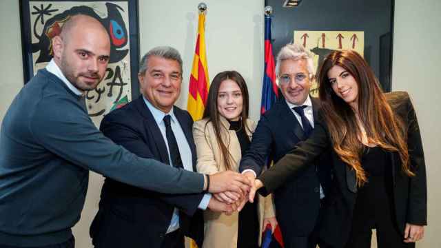 Carlota Planas, a la derecha durante la firma de un contrato con el Barcelona.