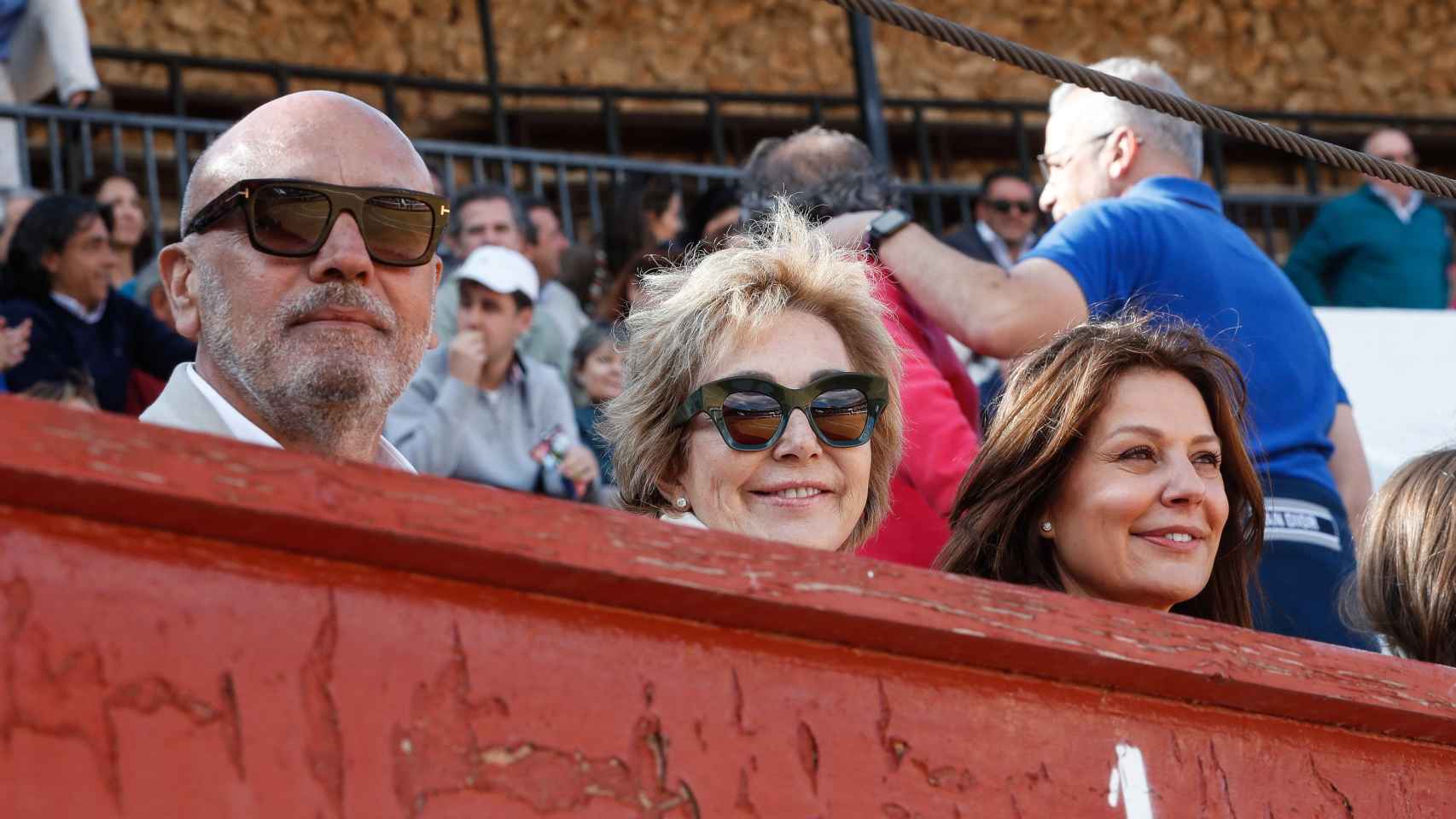 La presentadora de 'AR' junto a su marido y su gran amiga, Nuria González, disfrutando de la corrida en Guadalajara.
