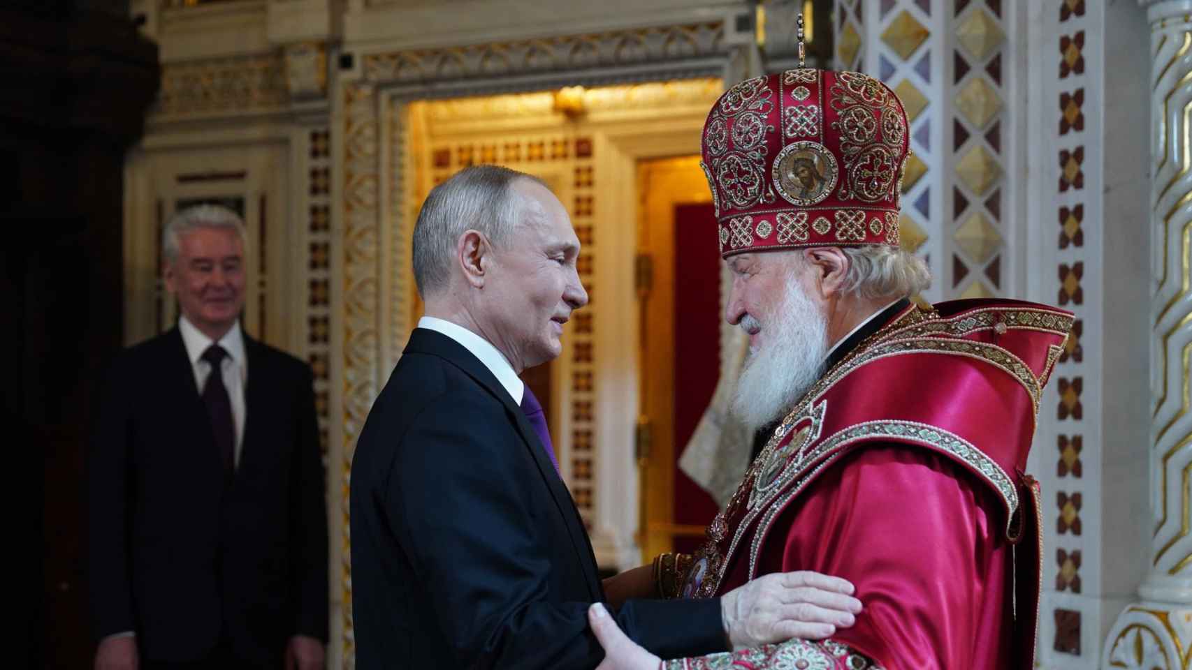 Vladímir Putin, junto con el patriarca de la patriarca de la Iglesia ortodoxa rusa, Kiril.