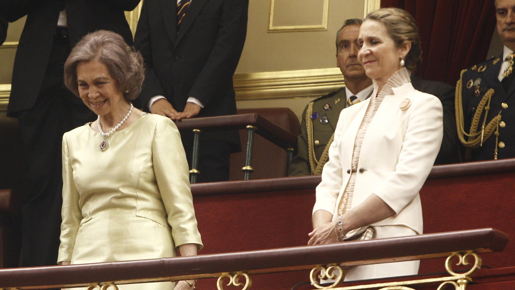 La reina emérita doña Sofía y la infanta Elena en el acto de proclamación real.