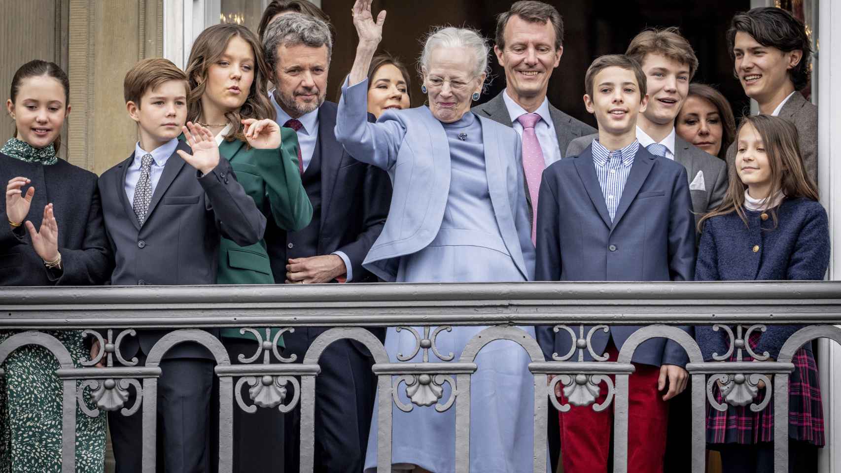 A las doce de la mañana de este domingo, la Reina y toda su familia al completo se han asomado al balcón para saludar.