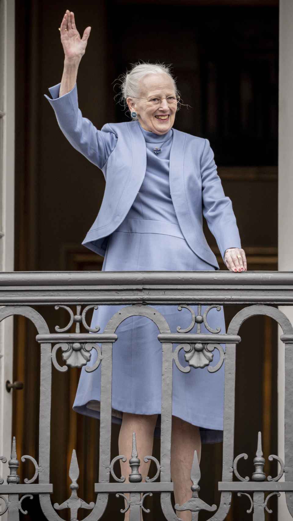 La Reina, exultante y demostrando una gran recuperación física, saludando a sus ciudadanos.