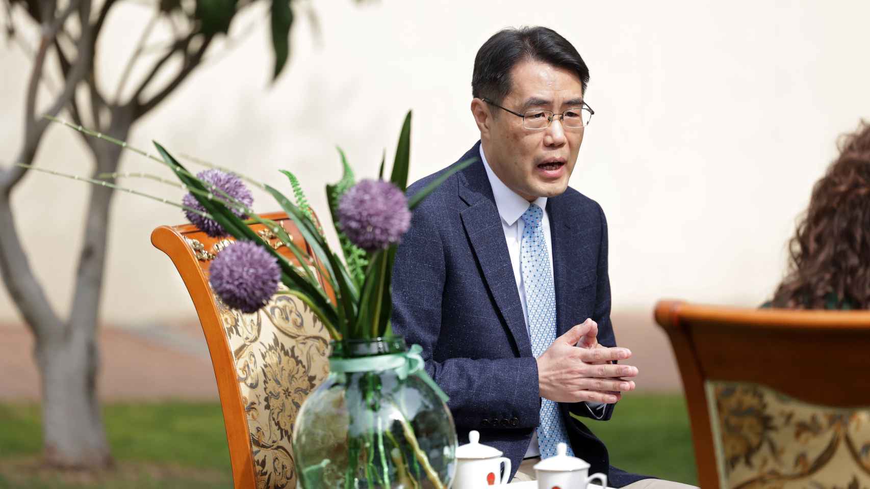 El cónsul chino, Zhu Jinyang, durante su entrevista con EL ESPAÑOL.