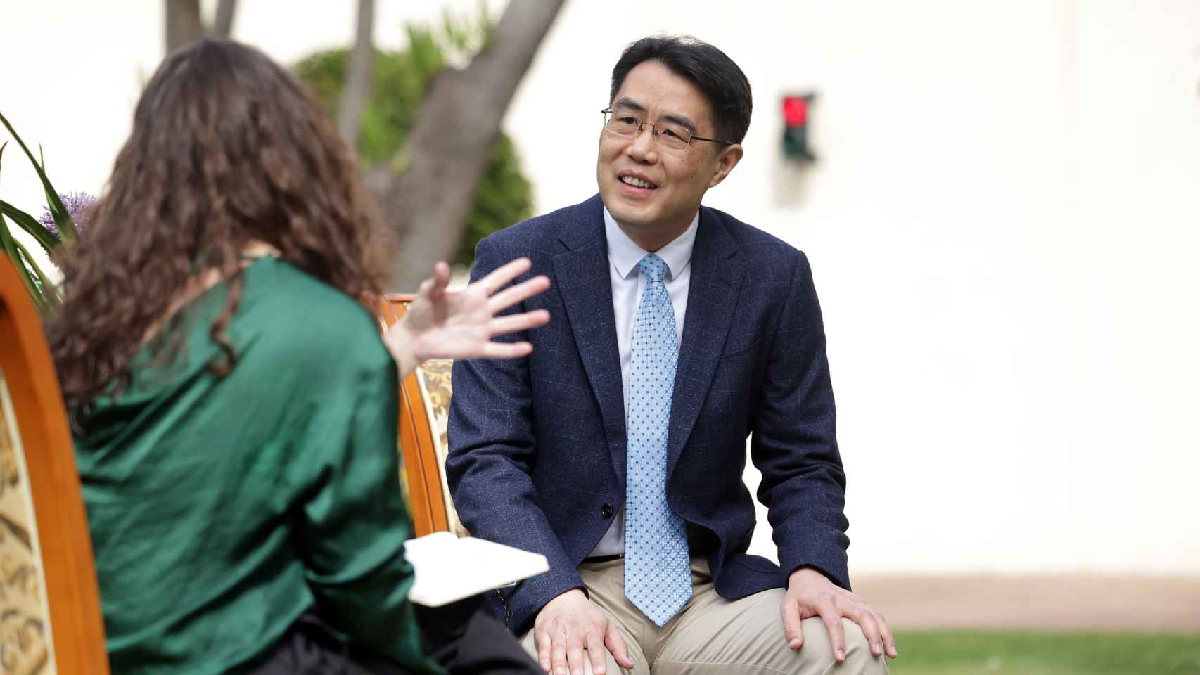 El cónsul chino, Zhu Jingyang, durante su entrevista con EL ESPAÑOL.