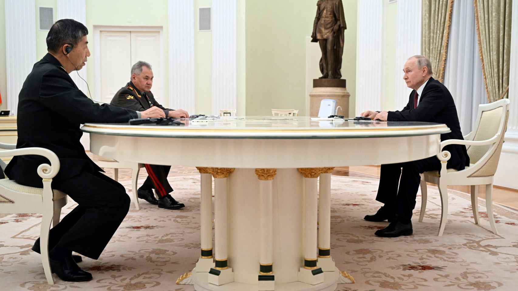 El presidente ruso, Vladimir Putin, se reúne con el ministro de Defensa chino, Li Shangfu, en Moscú.