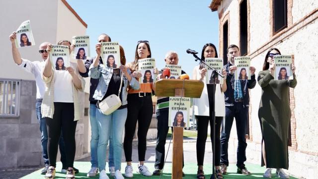 Decenas de personas se volvieron a concentrar hoy en la plaza mayor