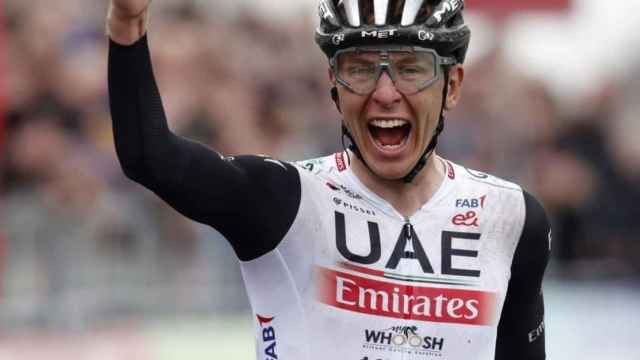Tadej Pogacar celebra su triunfo en la Amstel Gold Race.