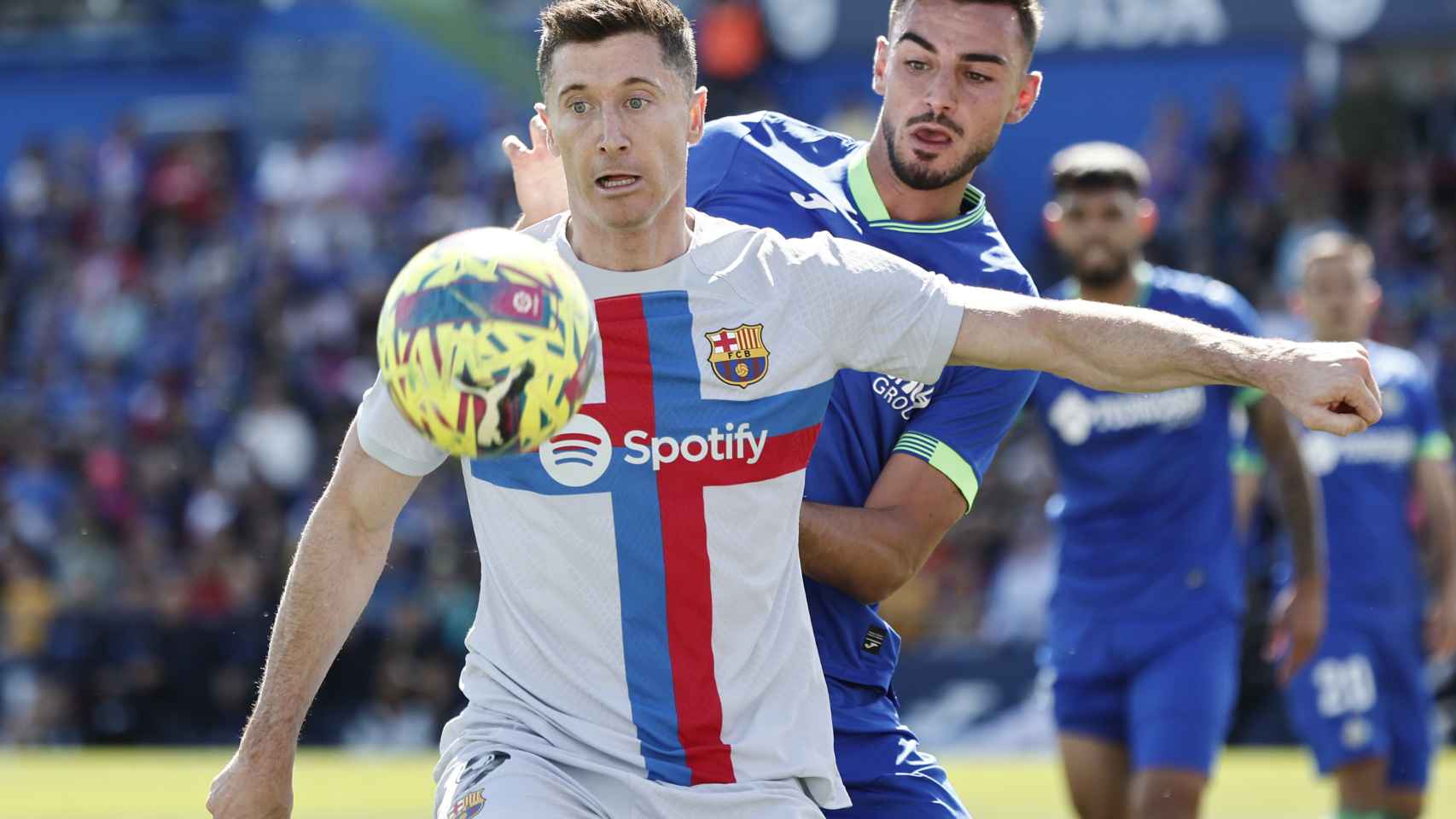 Lewandowski controla un balón ante la presión de la defensa del Getafe
