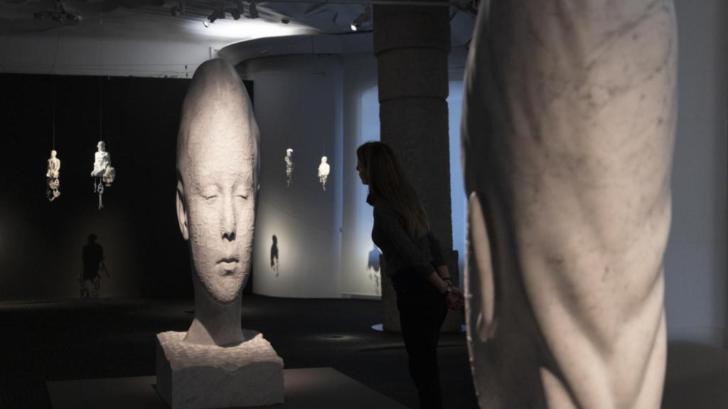 Vista de la exposición de Jaume Plensa con las obras 'Paula's World III' y 'Chloe’s World II', 2013. © Pau Fabregat. Fundació Catalunya La Pedrera