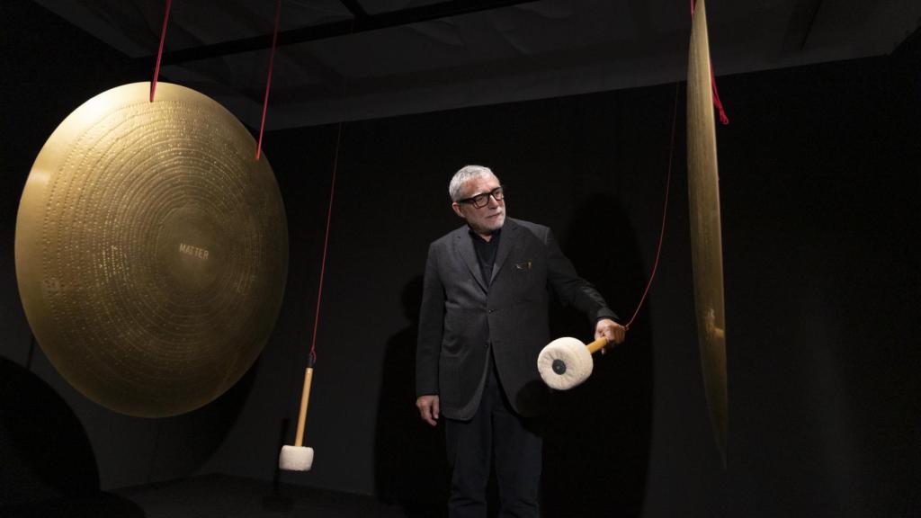 Jaume Plensa junto a una de las piezas de la exposición. Fundació Catalunya La Pedrera