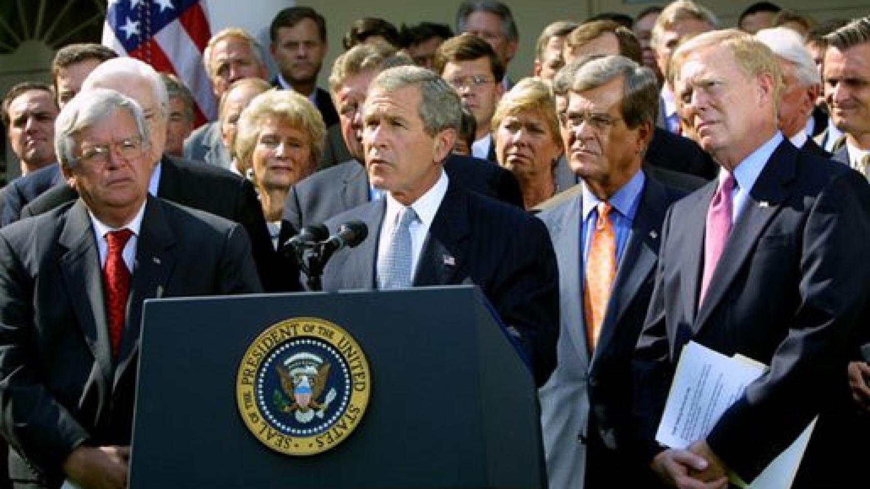 El Presidente George W. Bush, rodeado por líderes del Senado, anuncia la Resolución Conjunta para autorizar el uso de las Fuerzas Armadas de los Estados Unidos en contra de Irak, el 2 de octubre de 2002