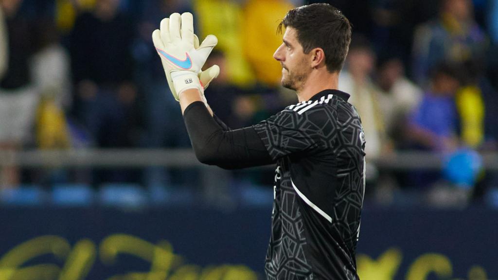 Thibaut Courtois, aplaudiendo a la afición del Real Madrid en Cádiz