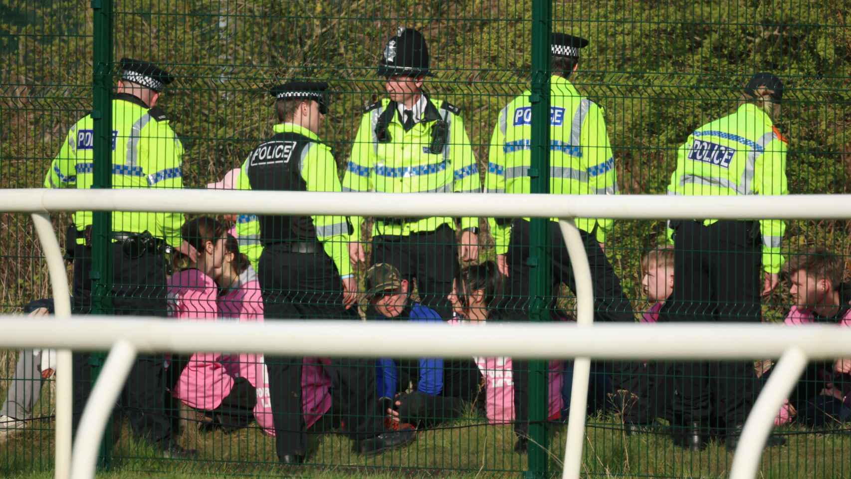 La policía británica, rodeando a los animalistas durante el Grand National 2023