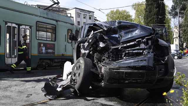 Así quedó el coche del futbolista Ciro Immobile tras chocar con un tranvía en Roma