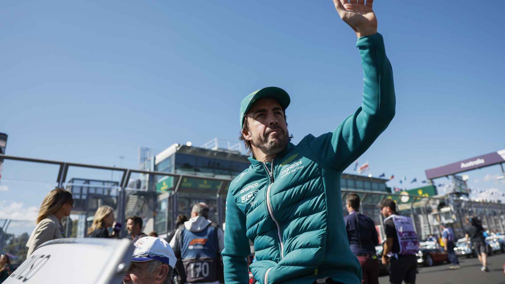 Fernando Alonso, saludando a los aficionados en el Gran Premio de Australia de la Fórmula 1 2023