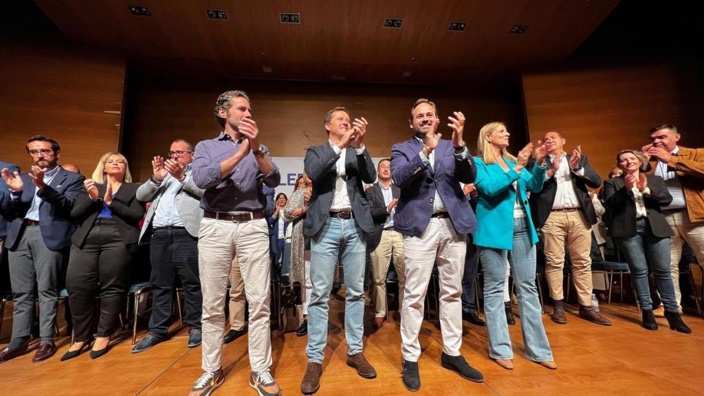 El presidente regional del PP, Paco Núñez, en un acto junto al presidente provincial, Carlos Velázquez, y el vicesecretario de Cultura y Sociedad Abierta, Borja Sémper