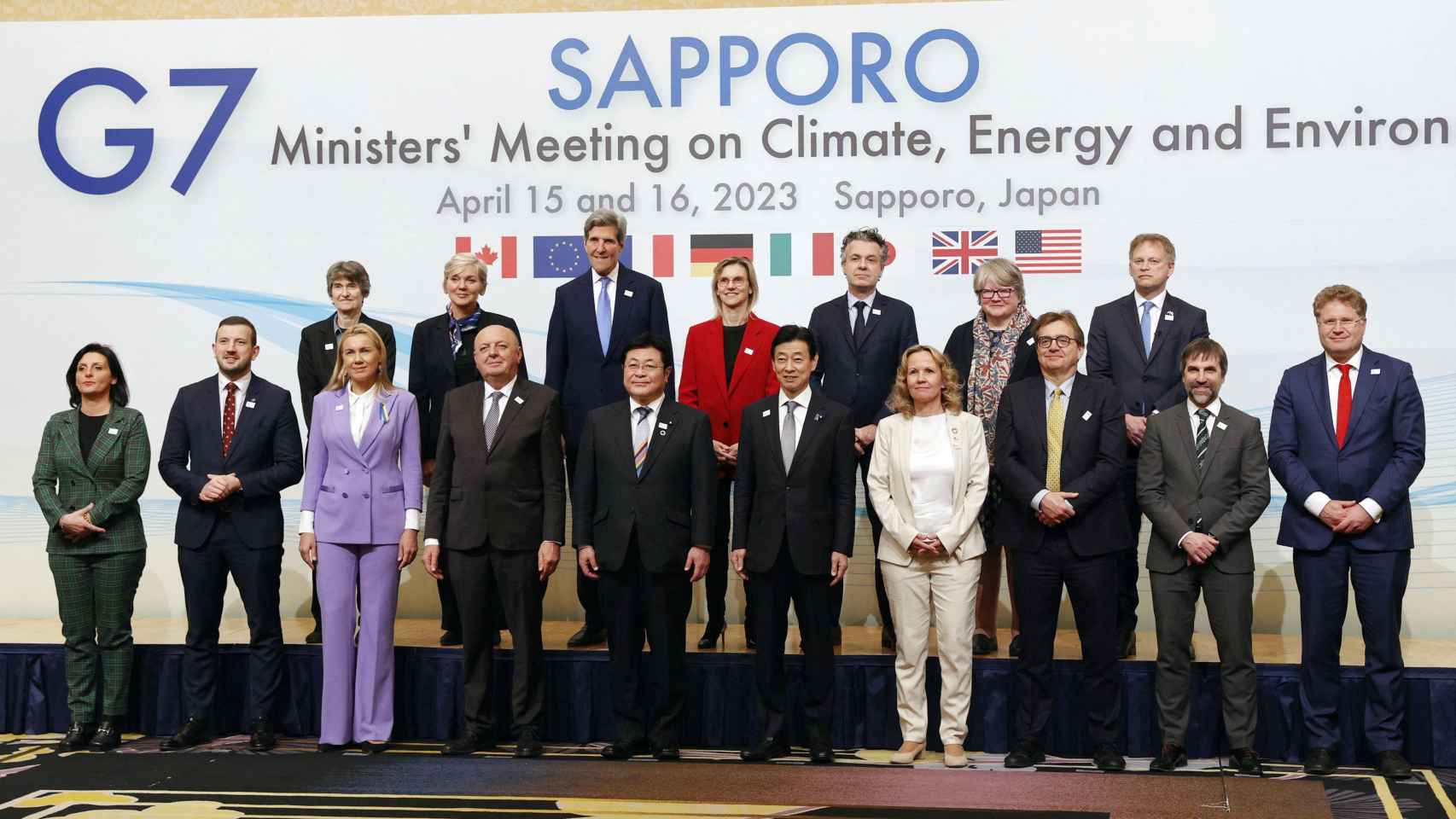 Los ministros de Energía presentes en el G7 junto con el resto de delegados de los países.