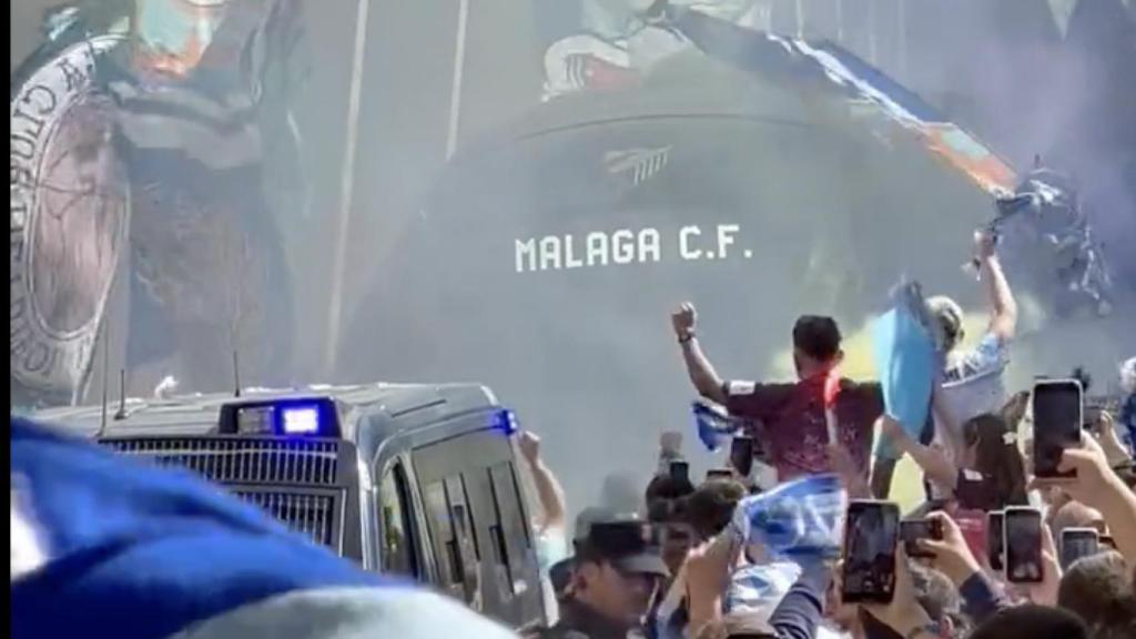 El recibimiento al autobús del Málaga CF