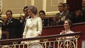 La reina emérita doña Sofía junto a la infanta doña Elena en la proclamación del rey Felipe.