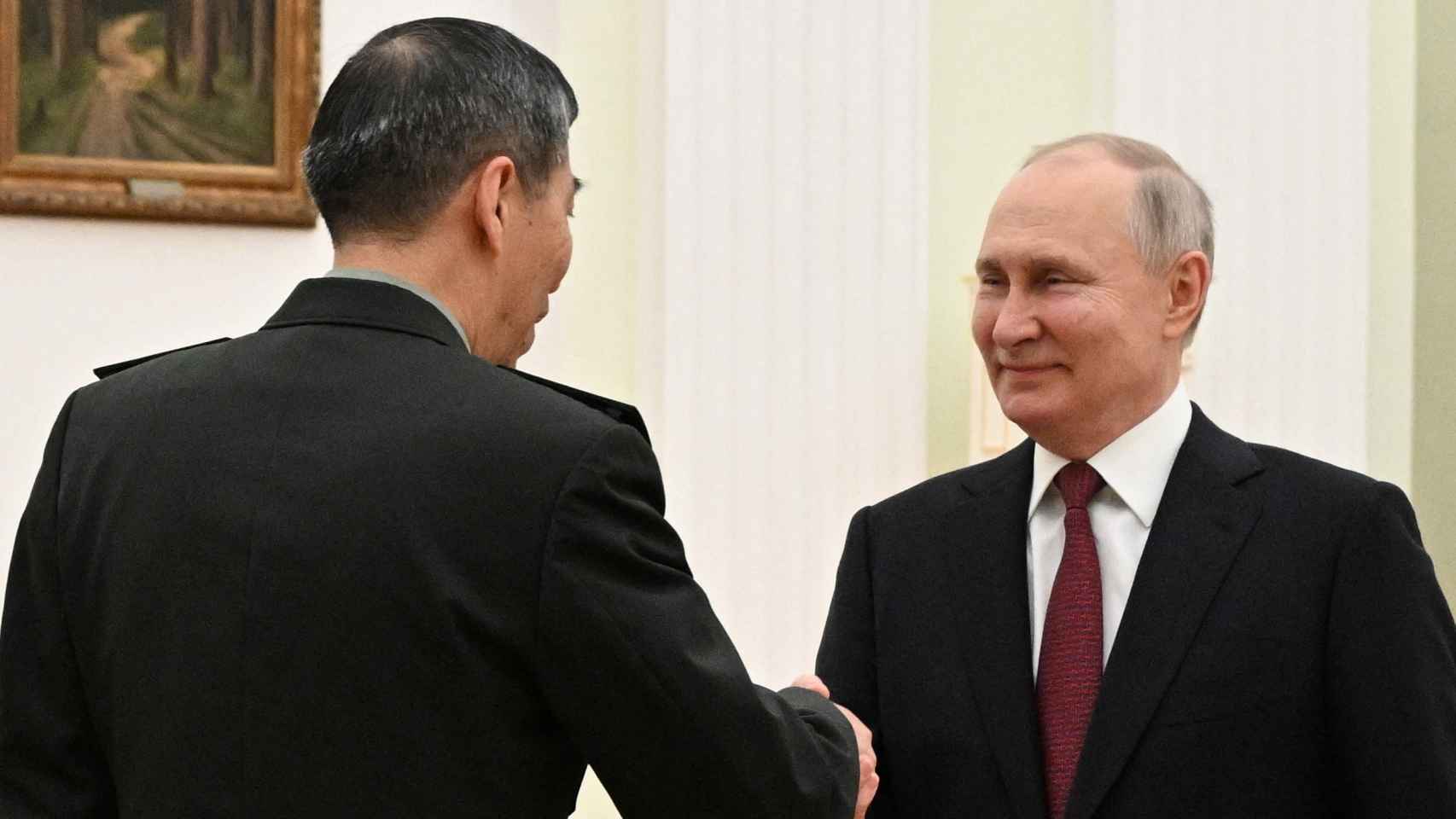 El presidente ruso, Vladimir Putin, se reúne con el ministro de Defensa chino, Li Shangfu, en Moscú.