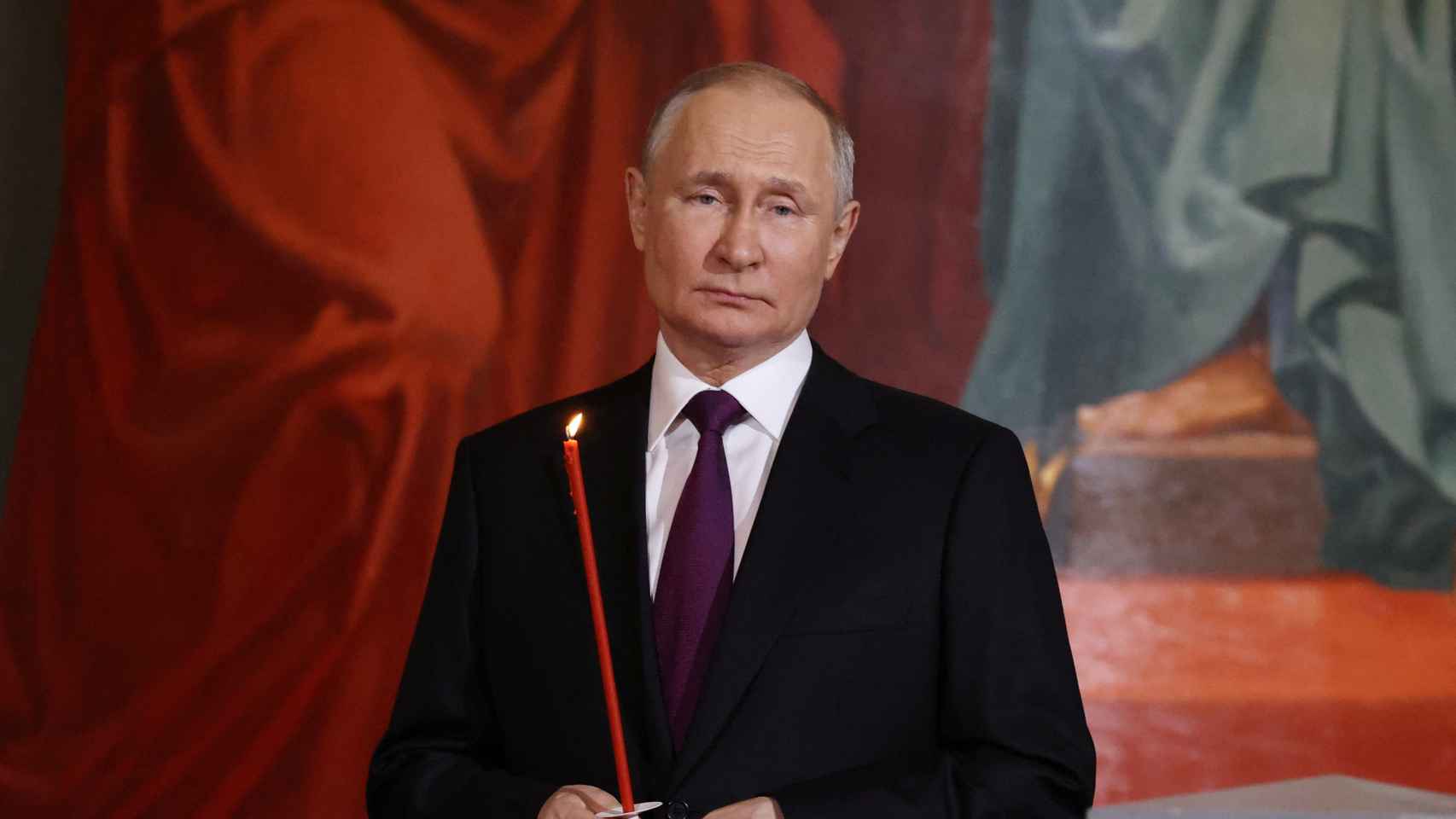 Vladímir Putin, durante la vigilia pascual oficiada por Kiril en la Catedral de Cristo Redentor.