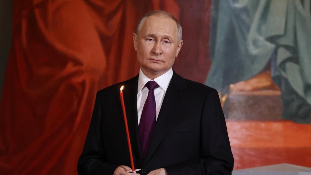 Vladímir Putin, durante la vigilia pascual oficiada por Kiril en la Catedral de Cristo Redentor.