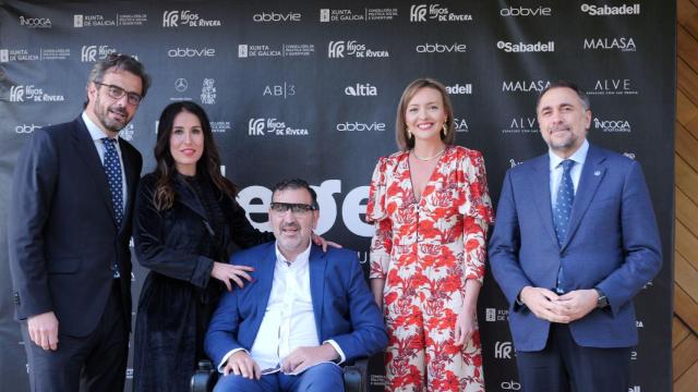 Diego Calvo, vicepresidente de la Xunta, Verónica Abad, esposa de Alberto Amil, Alberto Amil, presidente de la Fundación Degén, Fabiola García, conselleira de Política Social y Julio García Comesaña, conselleiro de Sanidade