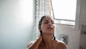 Mujer en la ducha
