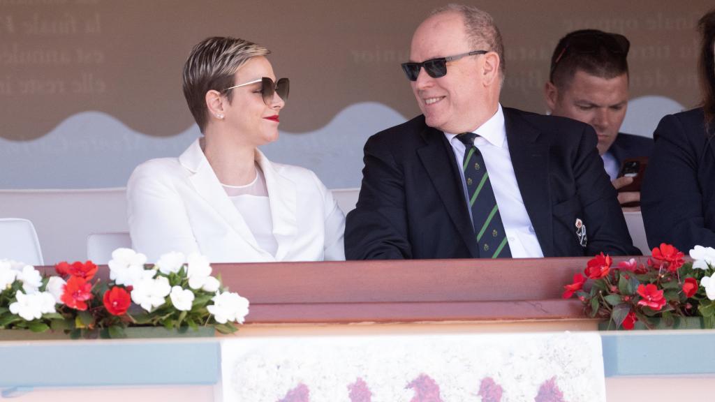 La princesa Charlène con una sonrisa forzada hacia su marido, Alberto de Mónaco.