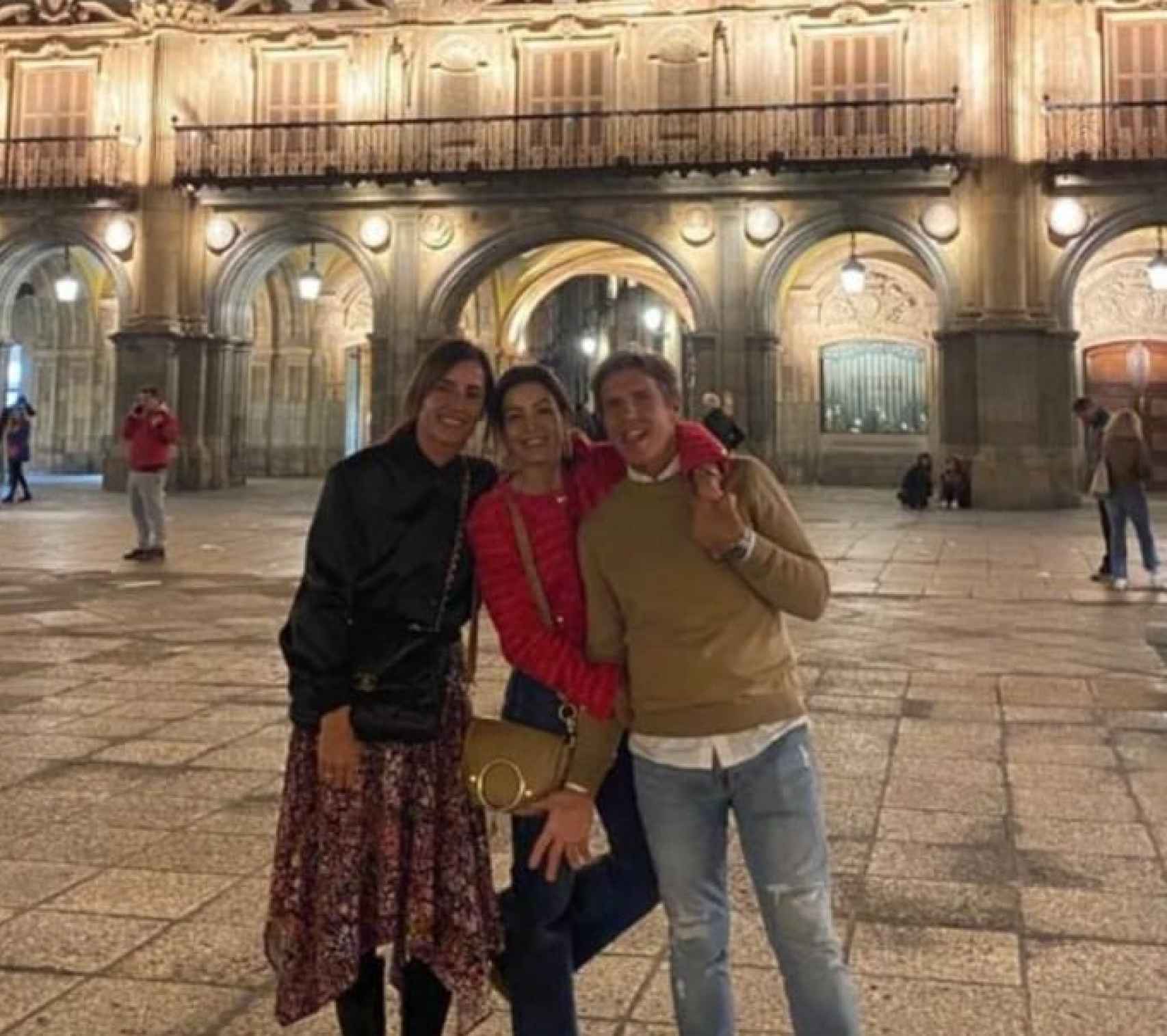 El Cordobés, con su pareja y una amiga, en la Plaza Mayor de Salamanca
