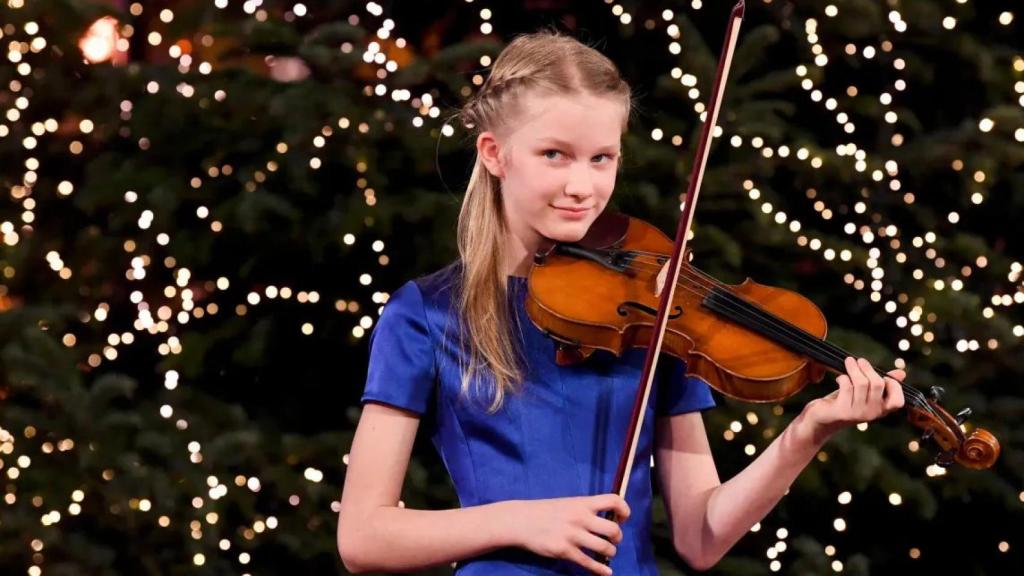 Eleonóre toca el violín y habla varios idiomas.