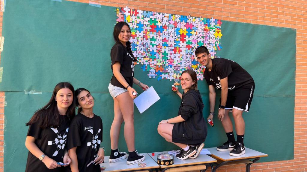 Los alumnos del colegio Lagomar elaboran un mural con las piezas de puzzle, el símbolo que significa la lucha por la inclusión social de las personas con autismo.