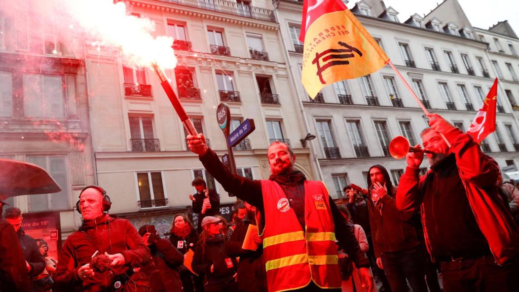 Los manifestantes se reúnen mientras el presidente francés, Emmanuel Macron, da un discurso especial a la nación, después de que promulgó la reforma de pensiones que eleva la edad de jubilación, en París, Francia, el 17 de abril de 2023.