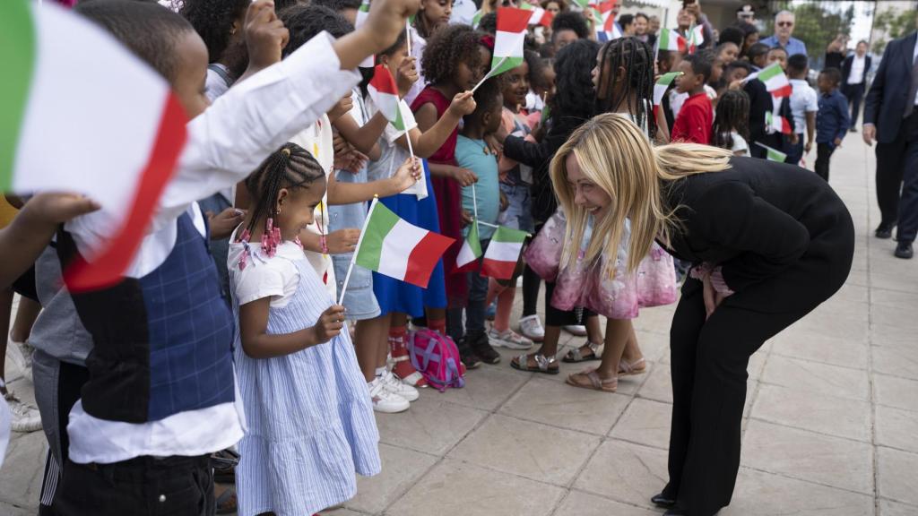 Giorgia Meloni durante su visita a la a escuela italiana 'Galileo Galilei' en Adís Abeba.