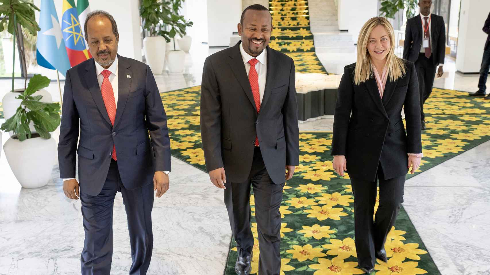 Giorgia Meloni junto a los primeros ministros etíope y somalí, Abiy Ahmed Ali y Hassan Sheikh Mohamud.