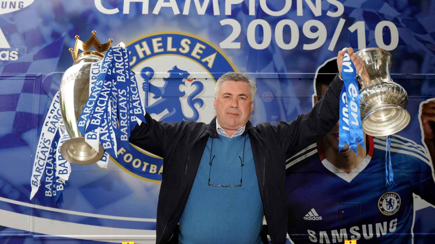 Ancelotti con los dos títulos que ganó en el Chelsea, Premier League y FA Cup