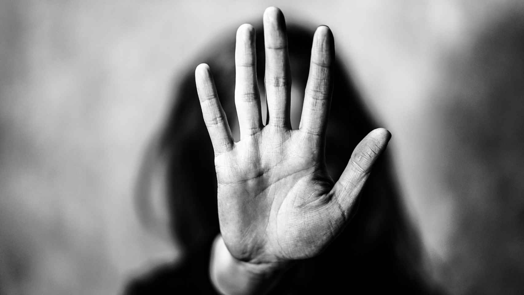 Una mujer hace un gesto contra la violencia de género, en una imagen de archivo.