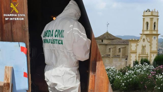 Un agente de la Guardia Civil durante la entrada a la casa para investigar tras descubrirse el cadáver.