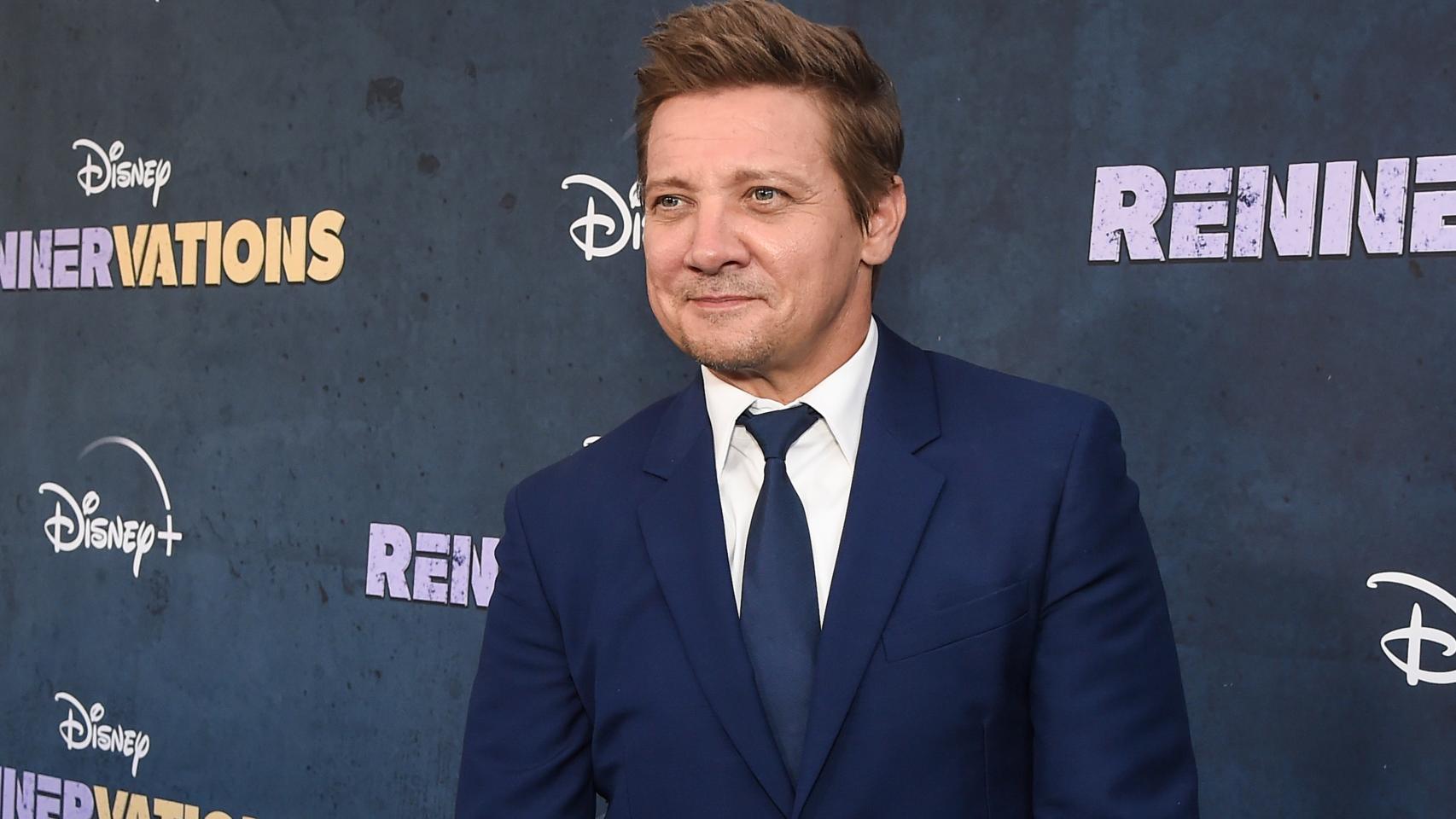 Jeremy Renner regresa al hospital para visitar al personal médico que “me salvó la vida”