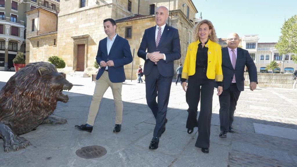 José Antonio Diez y Javier Alfonso Cendón acompañan a Meritxell Batet en su visita a León.