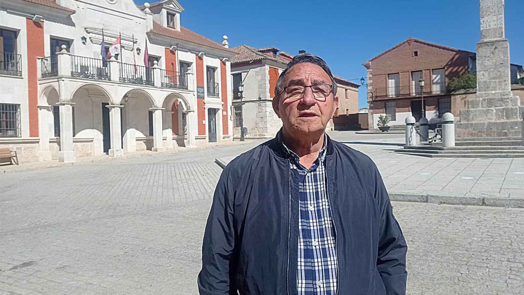 Luis Alonso Laguna, alcalde de Villalar de los Comuneros, en la plaza del pueblo