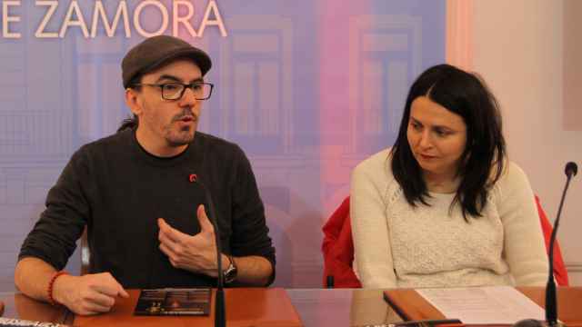 El ilusionista Paco González  y la concejal de Cultura, María Eugenia Cabezas