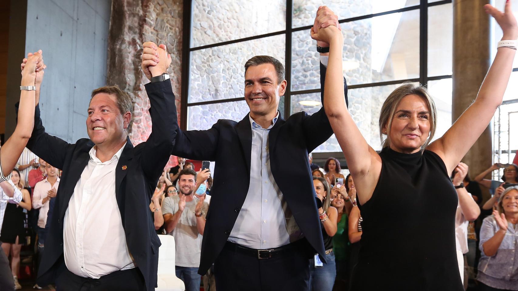 García-Page, Pedro Sánchez y Milagros Tolón en un acto del PSOE. Foto: Óscar Huertas.