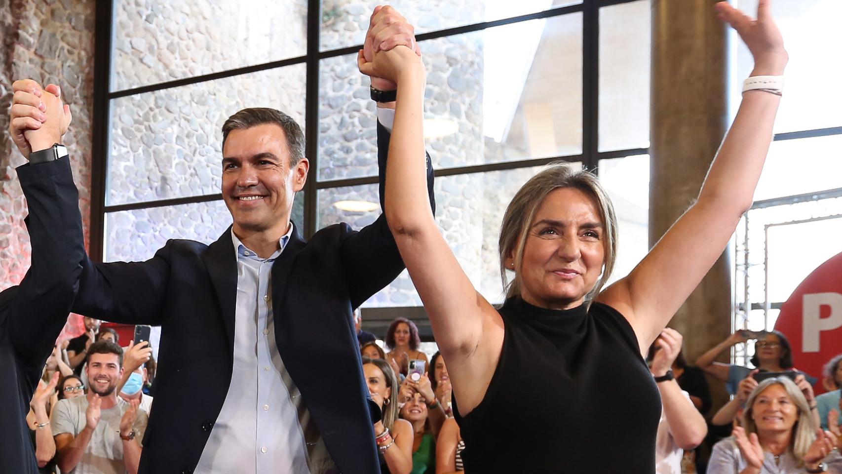 Pedro Sánchez y Milagros Tolón en un acto del PSOE. Foto: Óscar Huertas.